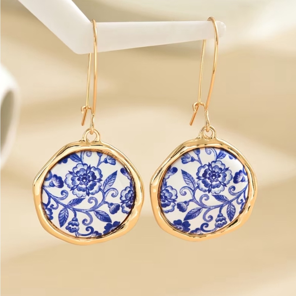 Aesthetic Blue And White Porcelain Pattern Tassel Earrings - Picture 3 of 3